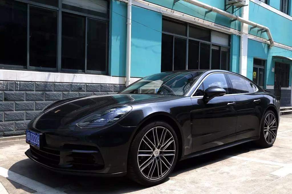 学刘涛坐进Panamera后排中间,才发现这姿势不对……