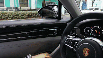 学刘涛坐进Panamera后排中间,才发现这姿势不对……