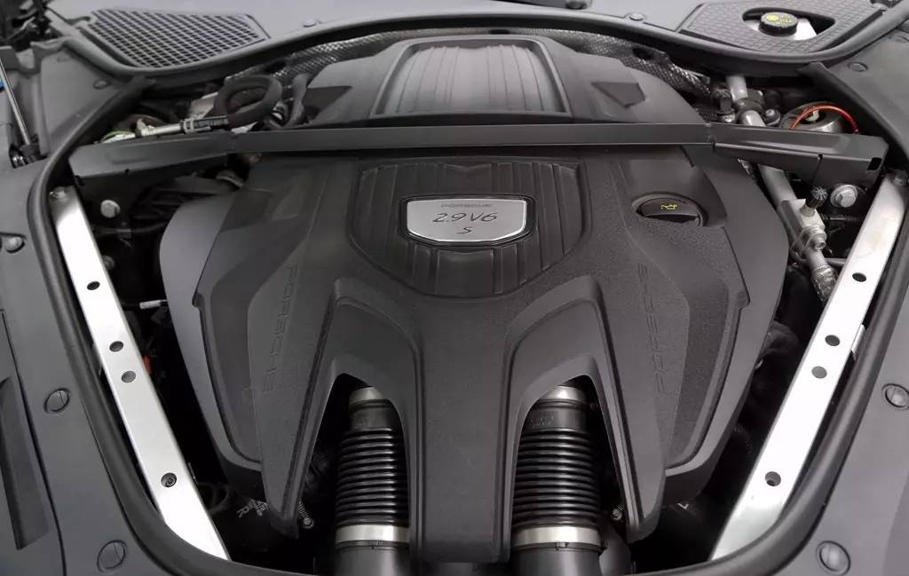 学刘涛坐进Panamera后排中间,才发现这姿势不对……