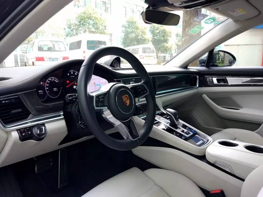 学刘涛坐进Panamera后排中间,才发现这姿势不对……