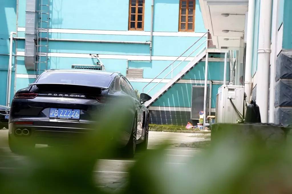 学刘涛坐进Panamera后排中间,才发现这姿势不对……