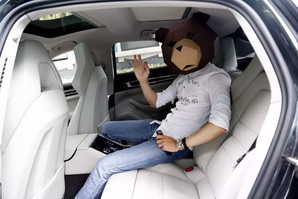 学刘涛坐进Panamera后排中间,才发现这姿势不对……