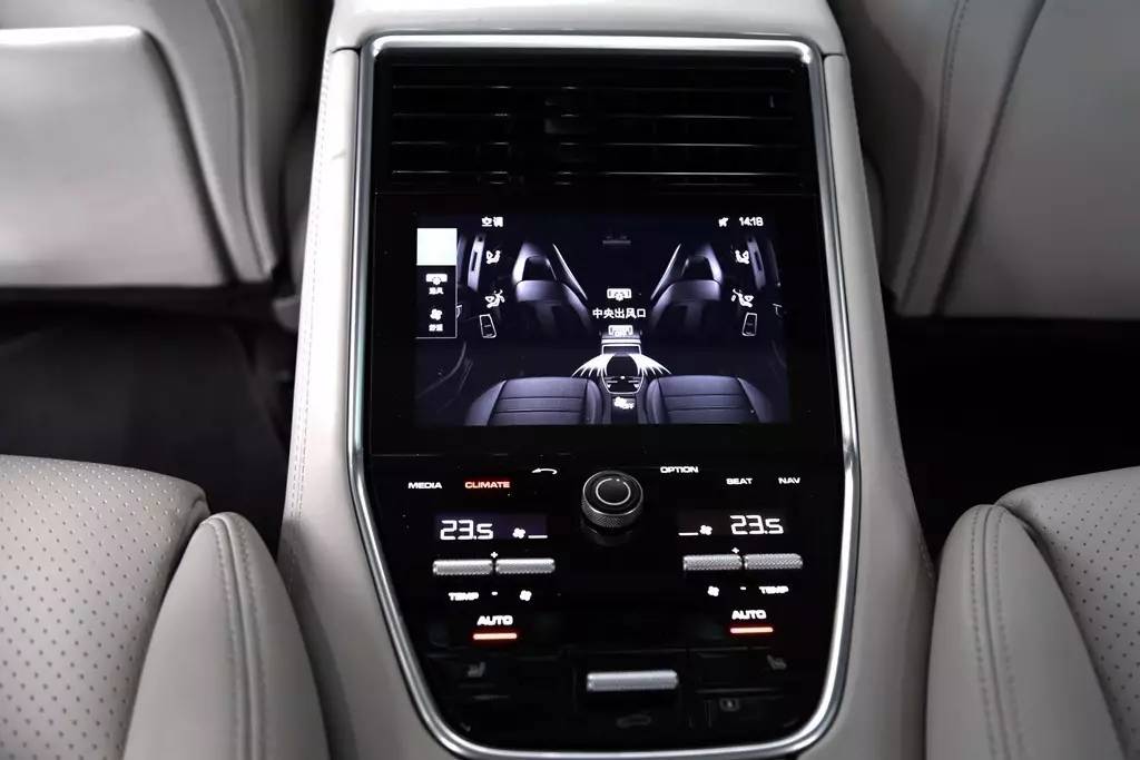 学刘涛坐进Panamera后排中间,才发现这姿势不对……