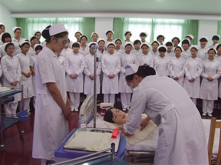 重庆知行卫生学校 成才就业两手抓,白衣天使爱