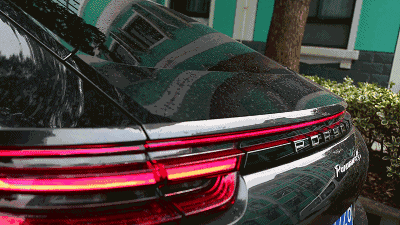 学刘涛坐进Panamera后排中间,才发现这姿势不对……