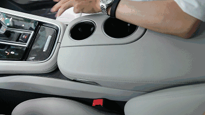 学刘涛坐进Panamera后排中间,才发现这姿势不对……