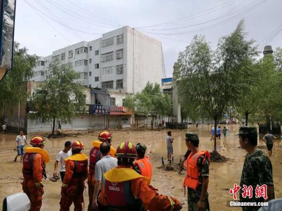 7月25日13时至26日8时，绥德县境内持续降雨，降水量最高达247.3毫米，加之上游子洲、米脂、横山等县区大面积持续降雨，导致绥德县城境内河道水位暴涨，大理河洪峰流量达到3160立方米/秒，已超过保证流量1810立方米/秒，无定河洪峰流量达到1600立方米/秒，县城内10多座大桥漫水，旧城街道积水1米多，部分供电、供气、供水设施受损，直接威胁城内群众生命财产安全。绥德县委宣传部 供图