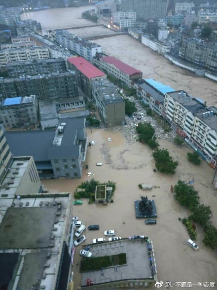 大暴雨导致陕西子洲水库溃坝 绥德县拉起防空