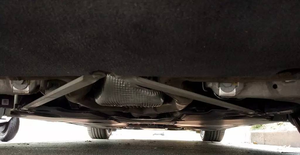 学刘涛坐进Panamera后排中间,才发现这姿势不对……