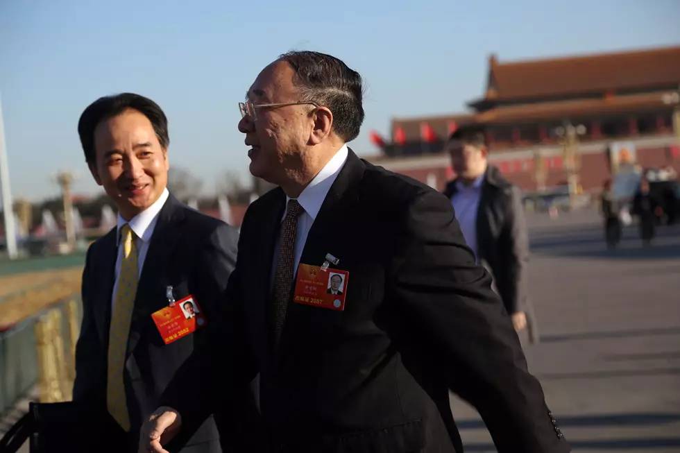 2013年,黄奇帆参加十二届全国人大一次会议第三次全体会议时,走过天安门广场。图|网络