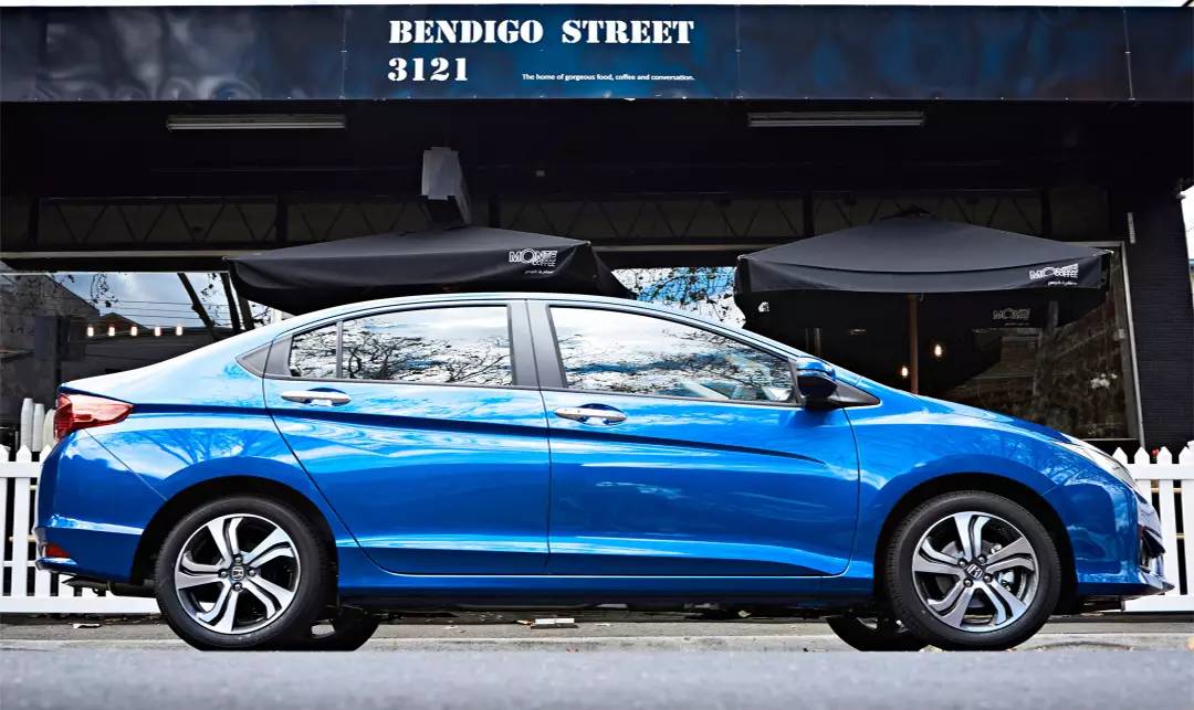 刚毕业的年轻人,只有10万,如何选择?