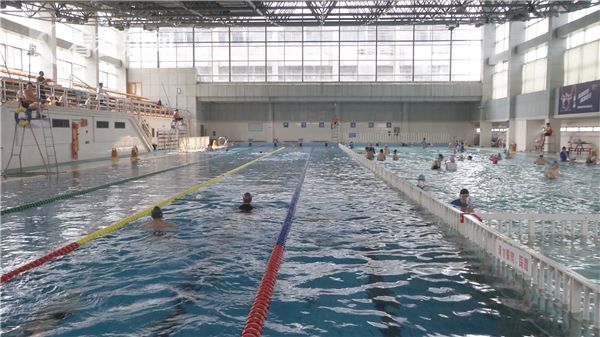 视频|揪心!孩子在泳池溺水绝望挣扎 满池大人竟