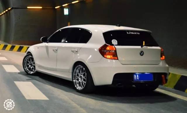 虽然还在上学,但山东车友早就和自己的宝马1系玩起了改装!