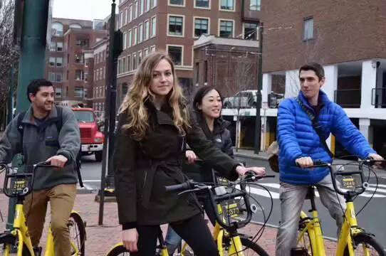 ▲ofo小黄车惊现身哈佛大学校园，引领了一场新骑行风潮。
