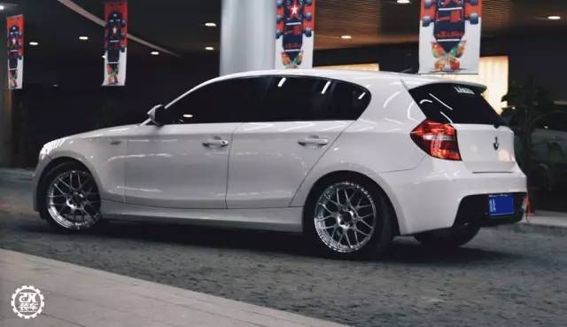 虽然还在上学,但山东车友早就和自己的宝马1系玩起了改装!