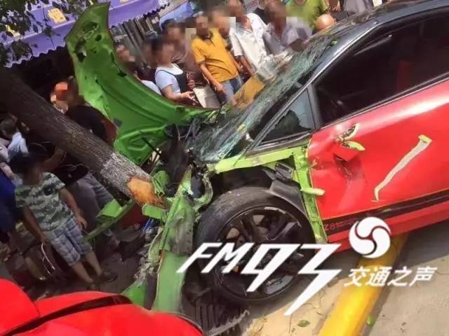 看完你还敢借车?百万兰博基尼失控,多车相撞…