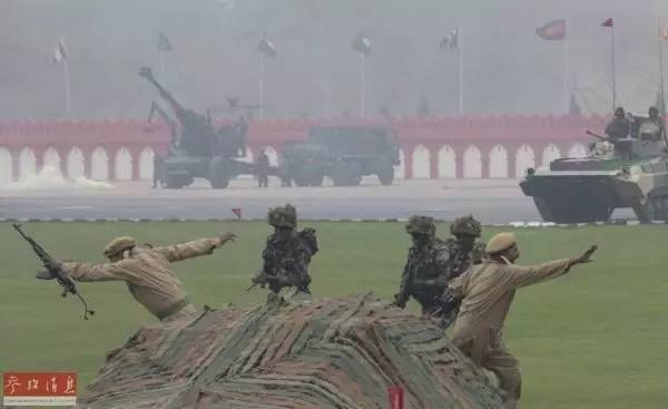  ▲资料图片：印度士兵在建军节阅兵式上展示他们的作战技巧。
