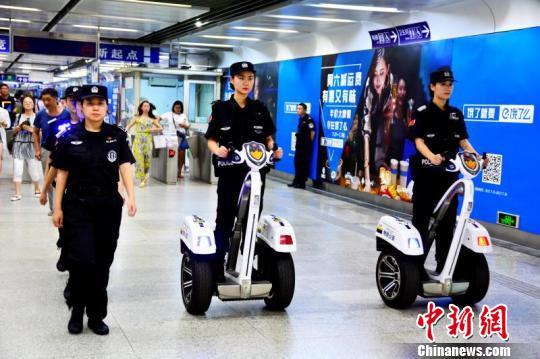 全国首支地铁警方女子巡防队亮相南京 日巡逻