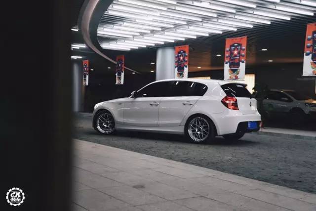 虽然还在上学,但山东车友早就和自己的宝马1系玩起了改装!