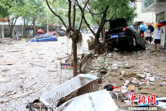 整条街都变成了“泽国”。 田进 摄 洪灾后的陕西绥德:泡在洪水里的繁华街市(图)