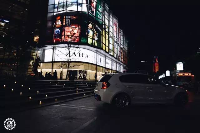 虽然还在上学,但山东车友早就和自己的宝马1系玩起了改装!