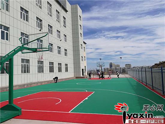新疆吉木萨尔社区首个悬浮式拼装地板篮球场投