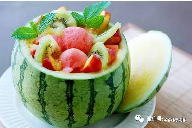 关注 | 西瓜桃子同吃会死? 专家试吃破谣言