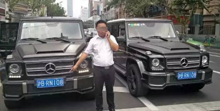 【真假难辨】上海惊现惊现"双胞胎"奔驰车,还配着一模