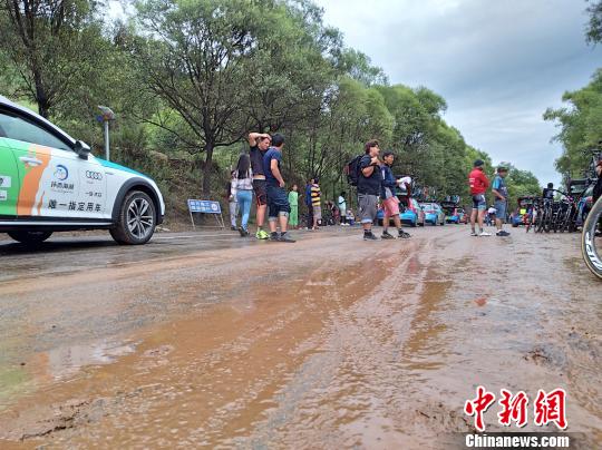 图为因暴雨导致赛道泥泞湿滑 顾植霞 摄 环湖赛十一赛段因暴雨停赛 3车手摔伤送医检查