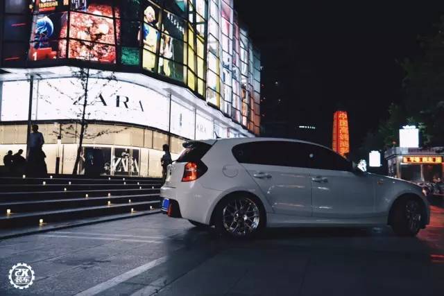 虽然还在上学,但山东车友早就和自己的宝马1系玩起了改装!