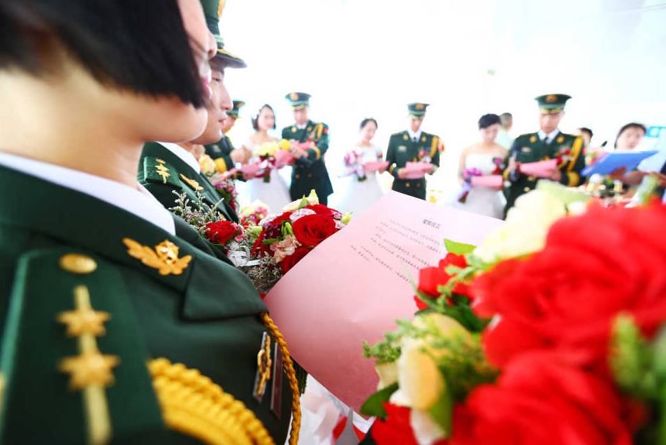 迟到的婚礼 集体的浪漫!北海举办军人集体婚礼