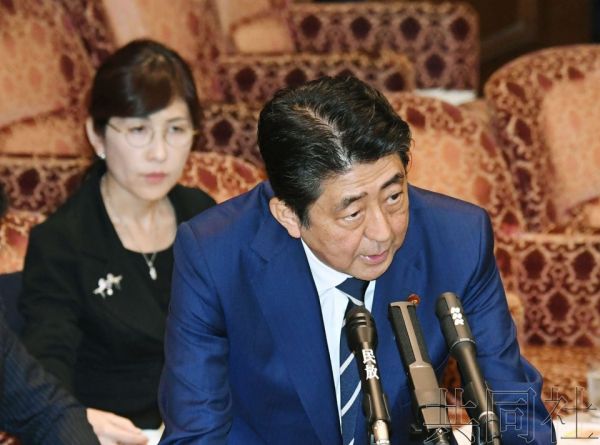 日媒称安倍国会答辩加重疑云:支持率下跌无止
