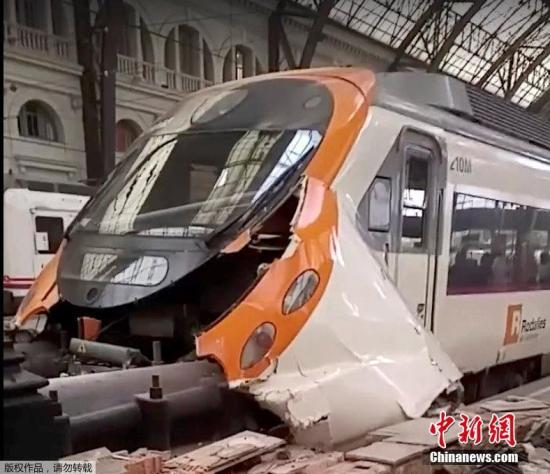 当 西班牙巴塞罗那列车撞站台54人伤 乘客:好像地震