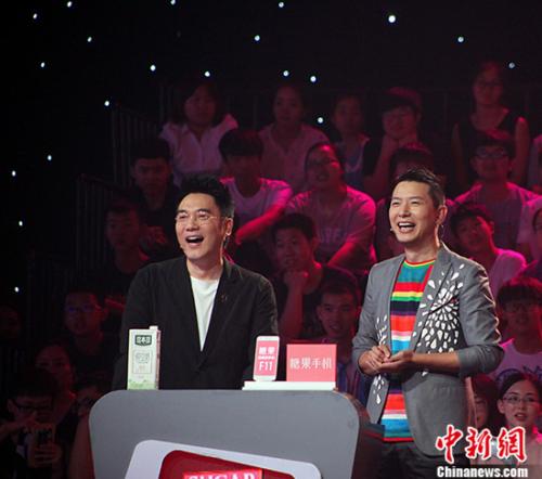 邓紫棋变身行走的CD 众嘉宾《年代秀》畅聊