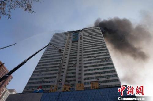 资料图:2014年1月2日下午,兰州市中心一栋高楼顶部失火。杨艳敏 摄 中国近20年发生111起重特大火灾 近4成由电气所致