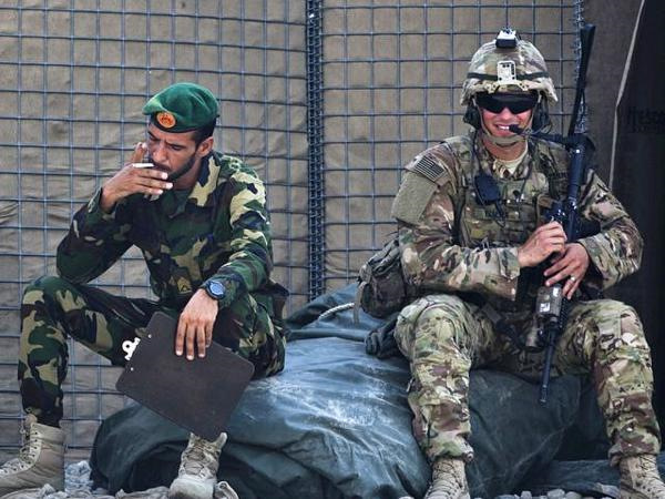  阿富汗士兵（左）和美军士兵