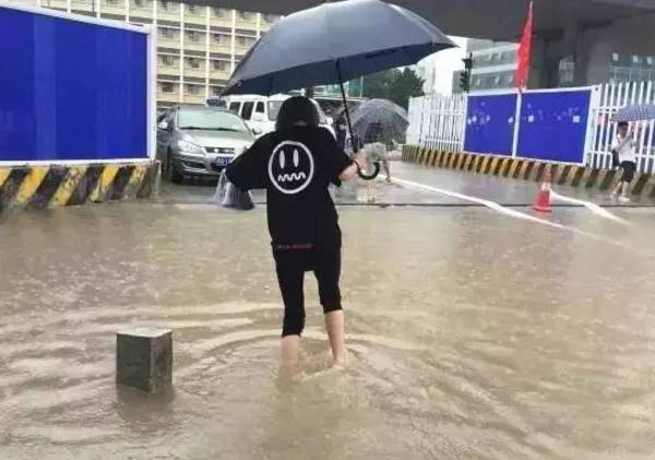 昨晚西安大雨,一对母子过积水时触电身亡!雨天