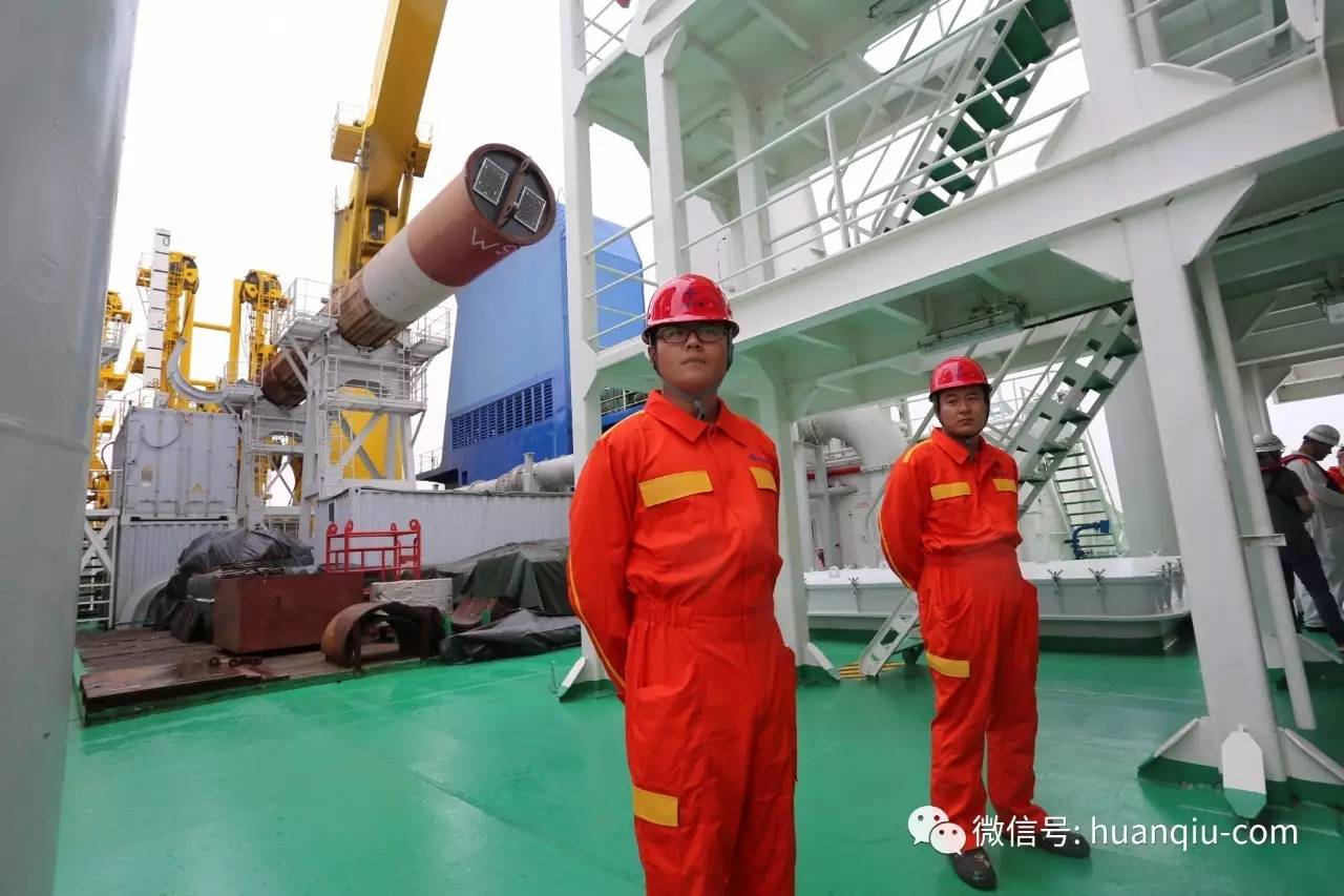 中国交建天津航道局工作人员在“天鲸”号上。范凌志 摄
