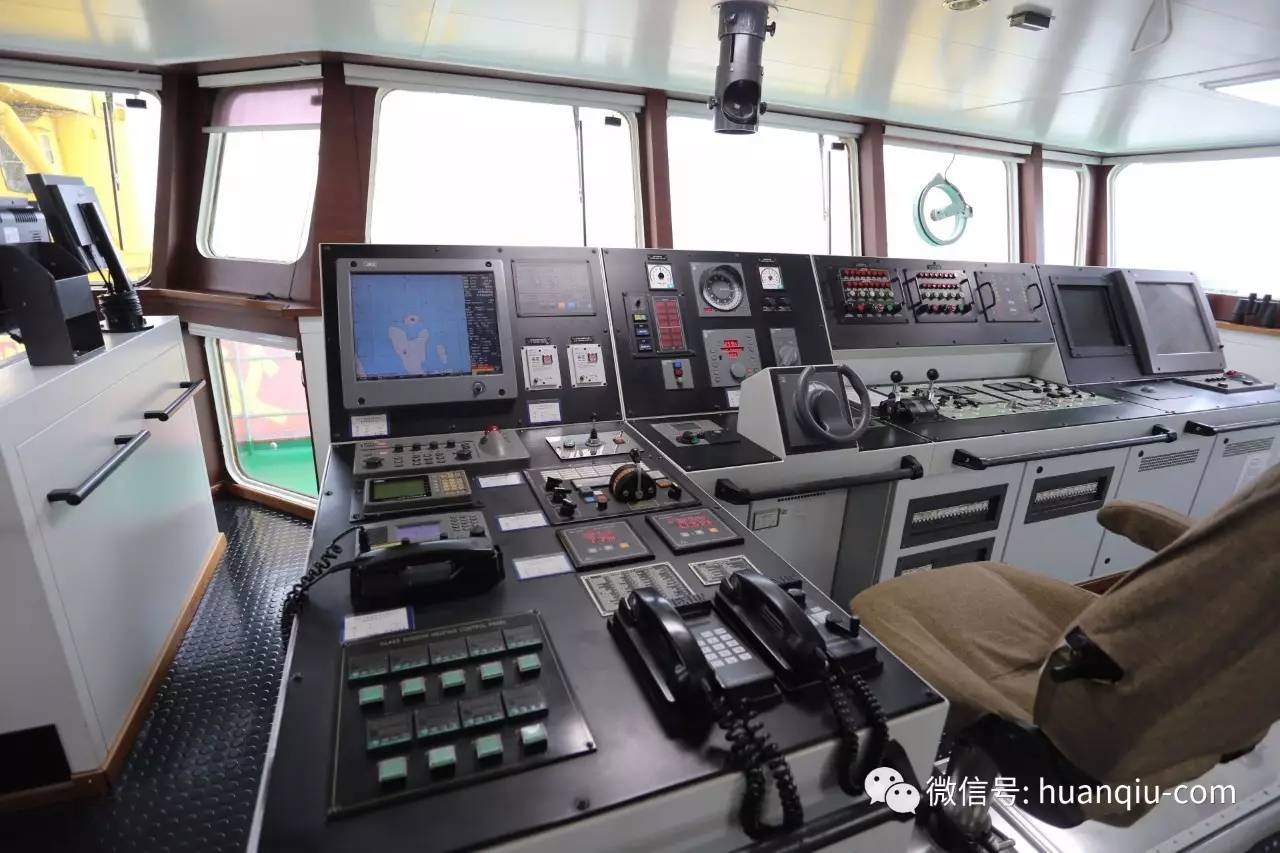 “天鲸”号的驾驶台，有自航能力的它可以去世界的任何海域。范凌志 摄