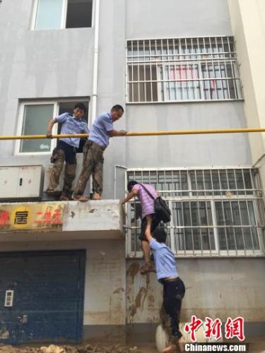 陕西榆林全警投入暴雨救灾。陕西警方供图 陕西榆林全警投入暴雨救灾 救援受困民众1562人