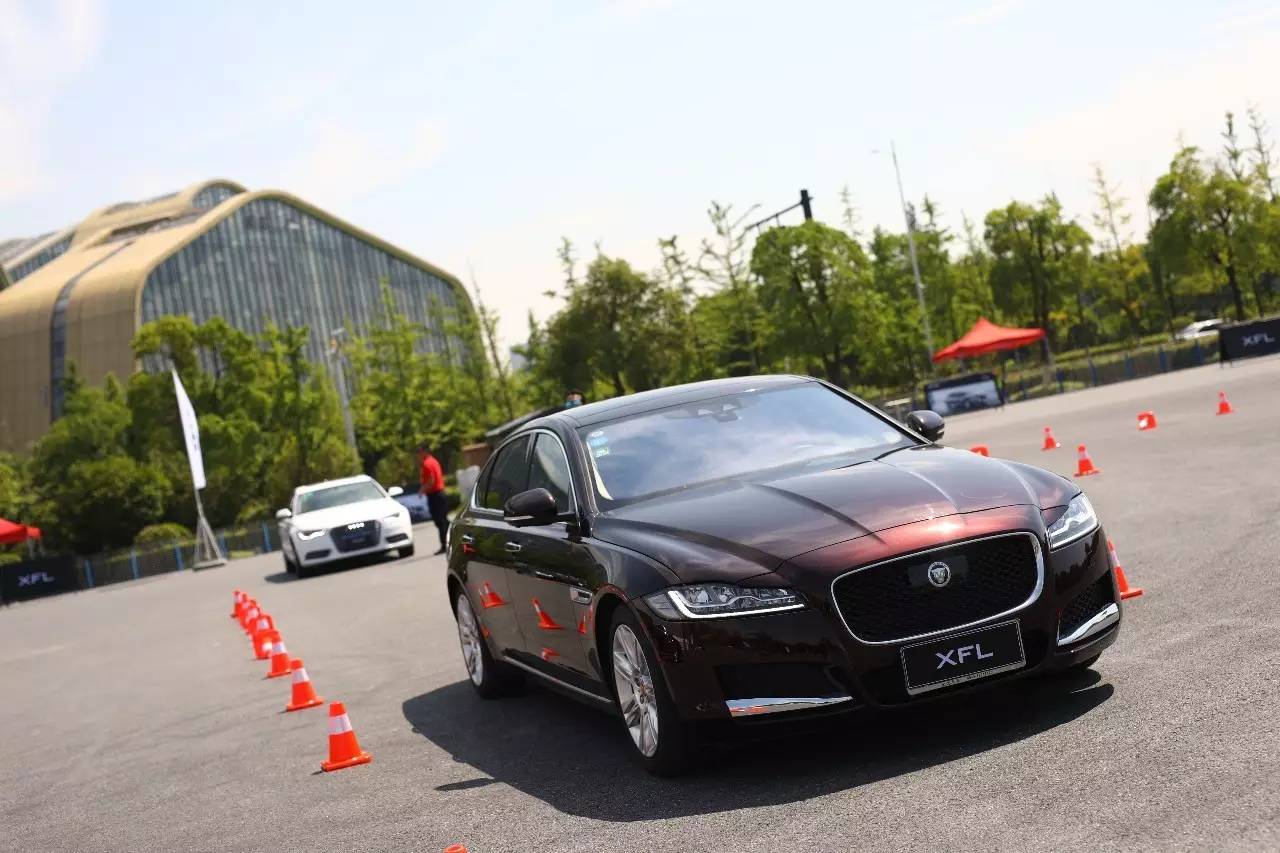 捷豹XFL和ABB同场比对,谁是行政级轿车王