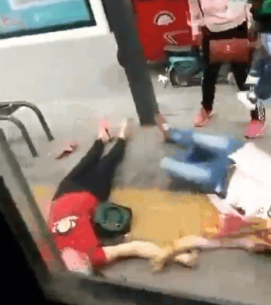 每日轻松一刻7月28日 天太热,美女受不了真空上街了!