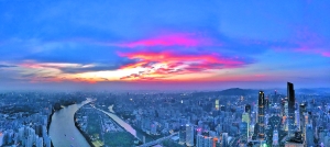 昨日傍晚，夜幕降临之际，广州西边天空出现一片美丽的火烧云。广报全媒体记者苏俊杰 摄