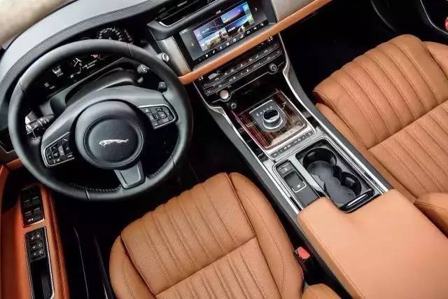 捷豹XFL和ABB同场比对,谁是行政级轿车王