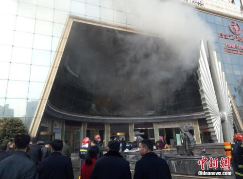 资料图:2017年2月25日,江西南昌市红谷滩新区一家星级酒店发生火灾。刘占昆 摄 中国近20年发生111起重特大火灾 近4成由电气所致