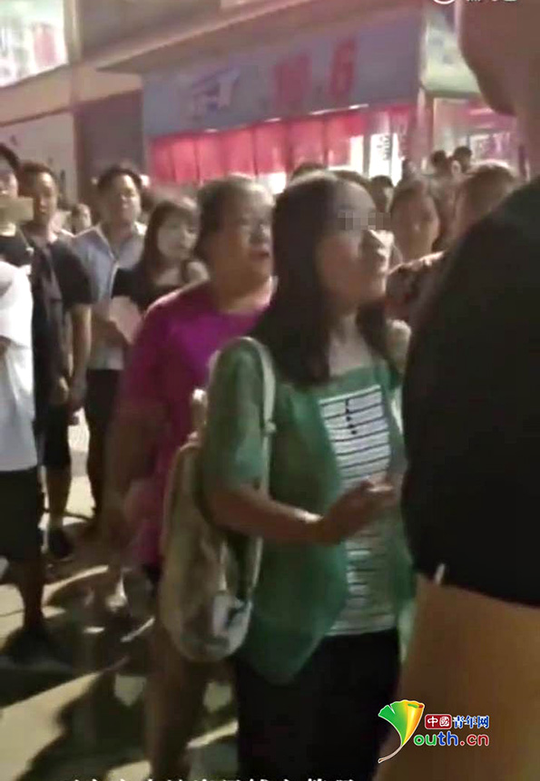 绿衣女子为“人贩子”。中国青年网 图