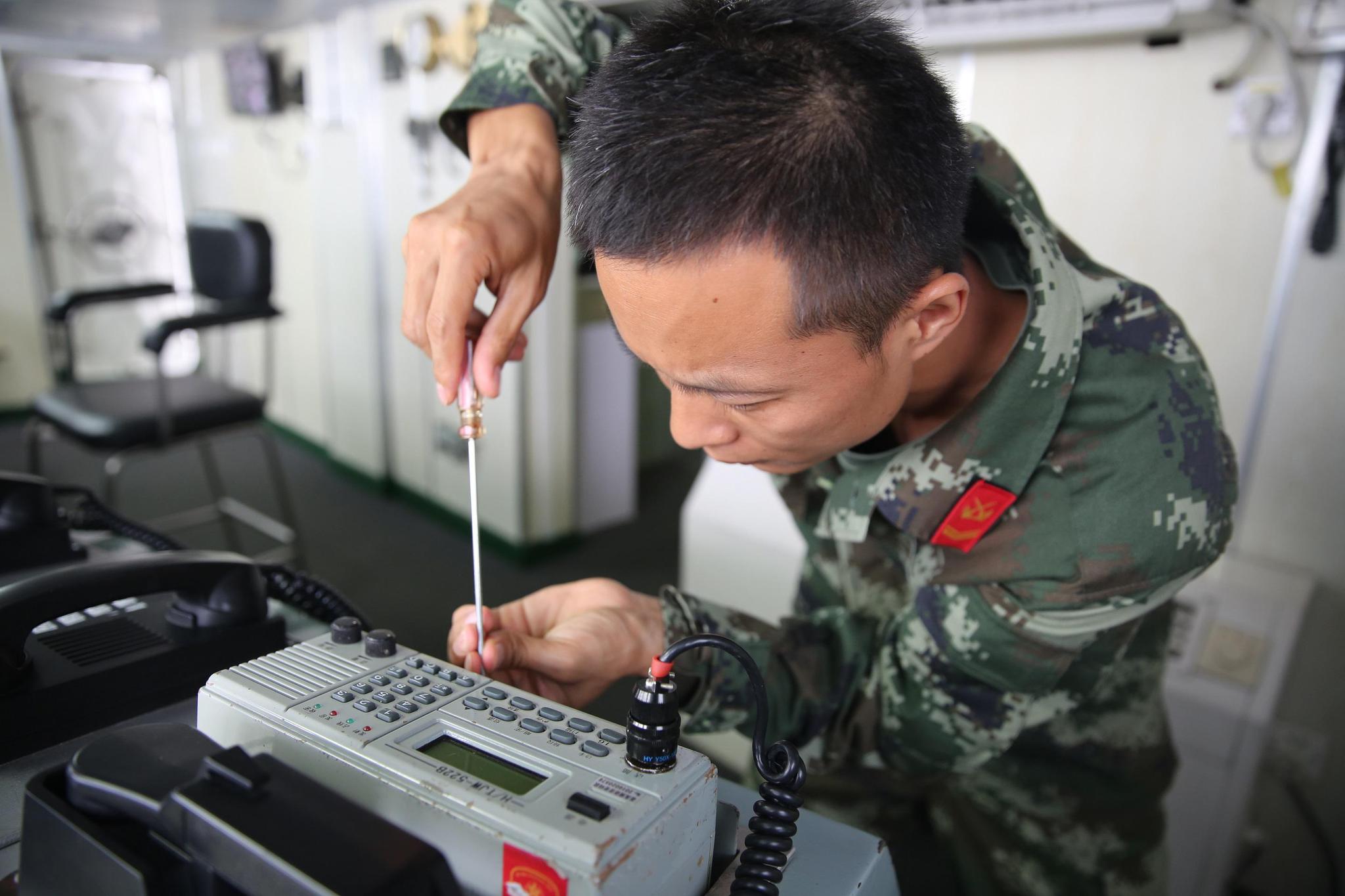 他与信号兵这个岗位相伴14年,曾有外方军舰为