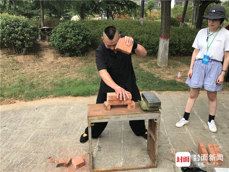 铁砂掌高手劈断花岗岩 瞬间出拳可达1.5吨力道