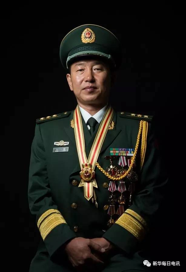 武警新疆维吾尔自治区总队某支队支队长王刚，是赴汤蹈火、冲锋陷阵的反恐英雄（7月27日摄）。新华社记者 金立旺 摄