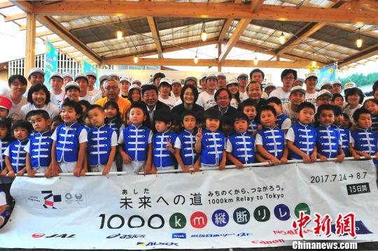 到场民众与志愿者合影。 吕少威 摄 纪念东日本大地震6周年接力宫城开拔
